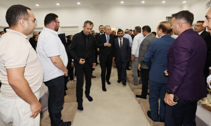 Cumhurbaşkanı Erdoğan cemevinde muharrem ayı iftarına katıldı!.