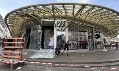 Paris’te yağmaya karşı lüks mağazaların önüne polis araçları konuşlandı!.