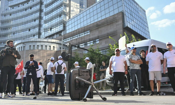 Tanju Özcan, Kemal Kılıçdaroğlu’na koltuk fırlattı!.