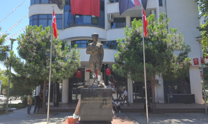 Trabzon’da provokasyon! Atatürk heykeline balyozla saldırdılar!.