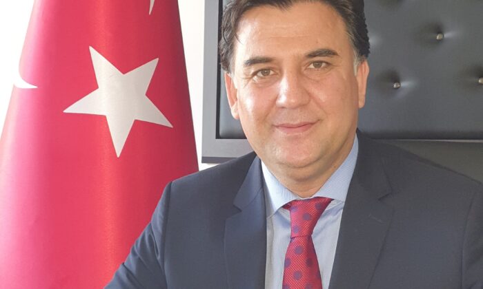 Reklamını yapmak için Türk Bayrağına adını yazdırdı!.