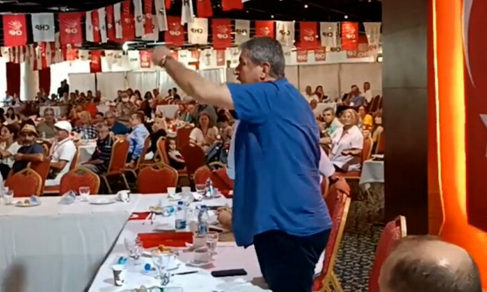 CHP kongresinde kavga! “İzmir’in anasını sen belledin!.”