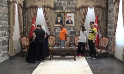Evlat nöbetindeki 2 aile daha evlatlarına kavuştu!.