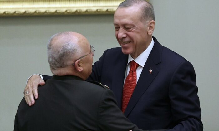 Cumhurbaşkanı Erdoğan Avsever Paşa’yı sarılarak teselli etti!.