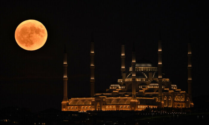 İstanbul yine rüya gibi.. Süper Ay manzarası büyüledi!.