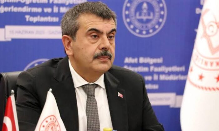 Öğrenciler de öğretmenler de sınıfa telefonla giremeyecek..