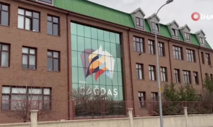 Başörtülü öğrenciyi okula almayan müdüre 90 bin TL ceza!.