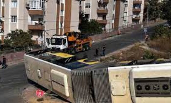 Rampadan çıkamayan İETT otobüsü yolcularla birlikte devrildi!.