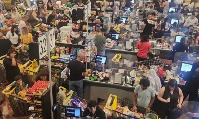 İsrailliler aç kalma korkusuyla marketleri istila etti!.