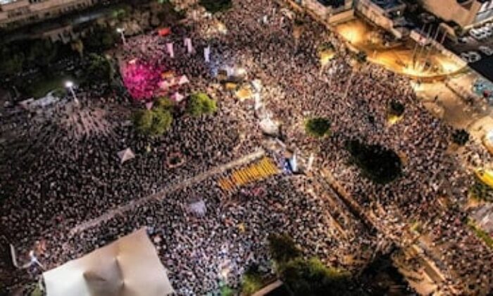 Tel Aviv’de binlerce kişi sokaklara döküldü!.