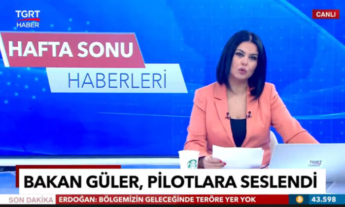 Starbucks bardağıyla haber sunan spiker kıçına tekmeyi yedi!.