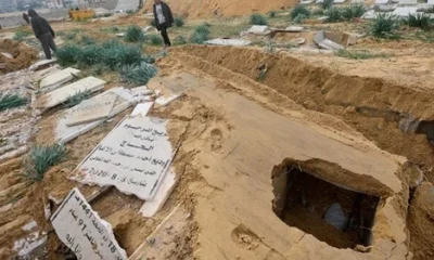 Kahpe İsrail Filistinlilerin mezarlarını tahrip etmeye başladı!.