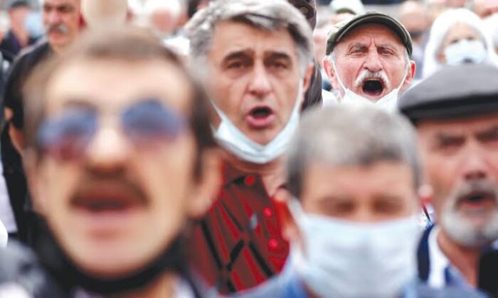Emekliler isyan edip sokaklara döküldü!.