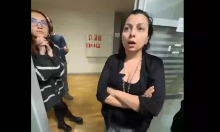 Üniversite mescidine ayakkabıları ile giren akademisyen kapının önüne konuldu!.