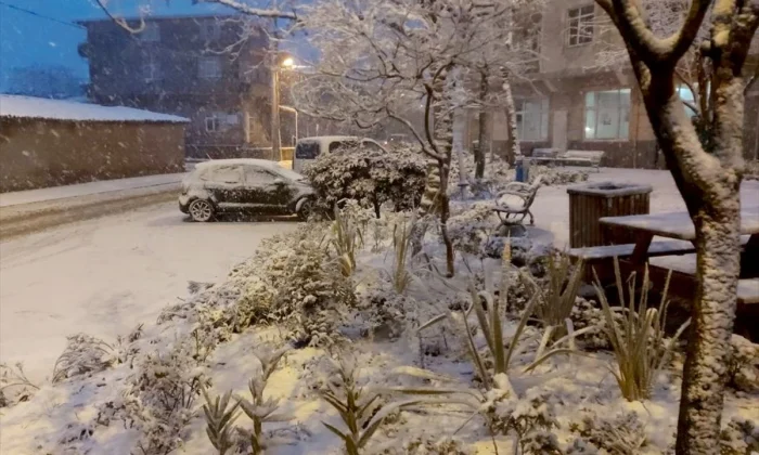 Beklenen kar Silivri’den İstanbul’a giriş yaptı..