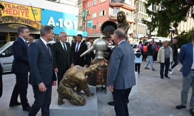 AK Partili belediye de heykel açılışı furyasına katıldı!.