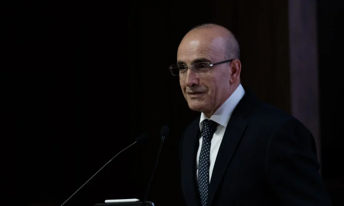 Millete kemer sıktıran Sayın Bakanımız bakın neden lüks Mercedes’e biniyormuş!.
