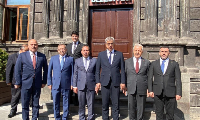 Tetikçi kardeş karakolda, azmettirici vekil ağabey Bakan ile gezmelerde!.