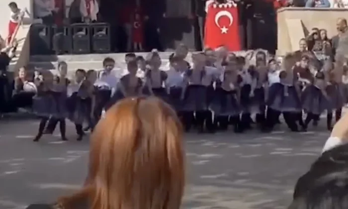 “Zengin O*ospu, Büyük P*nis” sözleriyle çocukları dans ettiren öğretmenler!.