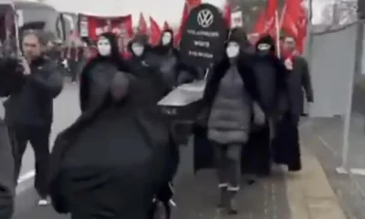 Alman otomotiv devi  Volkswagen çöktü!. 70 bin kişiyi işten çıkarıyorlar!.