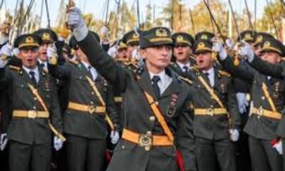 Kılıç çeken teğmenler TSK’dan ihraç edildi!.