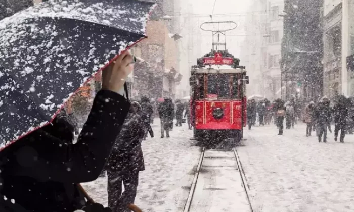 AKOM’dan İstanbullular için yoğun kar ve şiddetli fırtına uyarısı!.