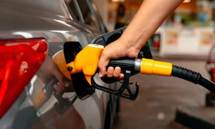 Yukardakilerin siyasi ikbâl kavgası yine vatandaşa patladı!. Benzine zam!.