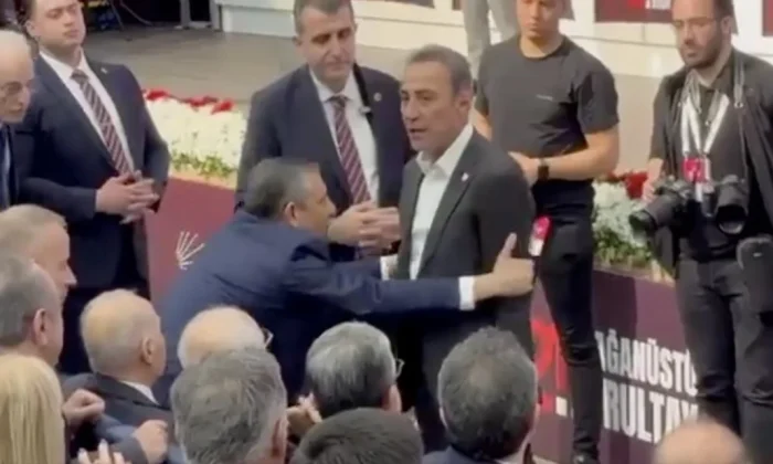 CHP kurultayında ortalık fena karıştı!. Berhan Şimşek’ten Özgür Özel’e “Tablalı Don” göndermesi!.