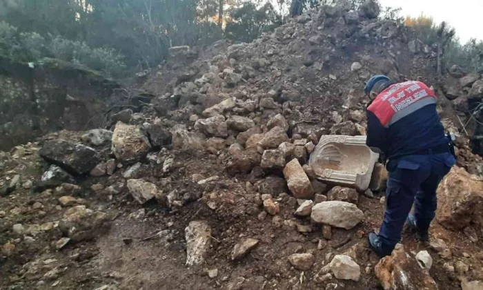 Vali ile Albay kaçak kazı yaparken yakalandı!.