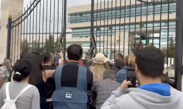 İyice zıvanadan çıkan itperestler AYM’yi basmaya kalkıştı!.