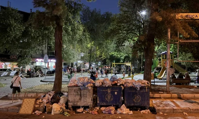 İzmir’i b*k götürüyor!. Temizlik işçileri yine grevde!.