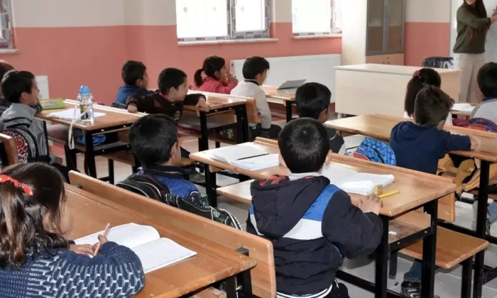 Okullardaki Serbest Kıyafet saçmalığı nihayet sona eriyor!.