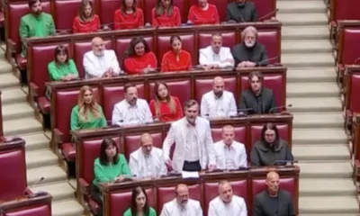 İtalya Parlamentosu’ndan Kahpe İsrail’e tepki: Filistin bayrağının renklerini taşıyan kıyafetler giydiler..