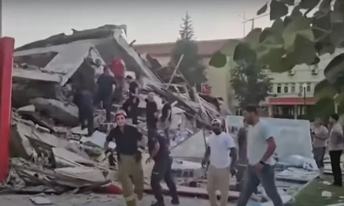 Balıkesir depreminde yıkılan binalar olduğu açıklandı!.