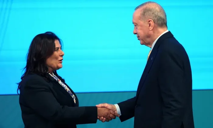Özlem Çerçioğlu AK Parti‘ye resmen katıldı..