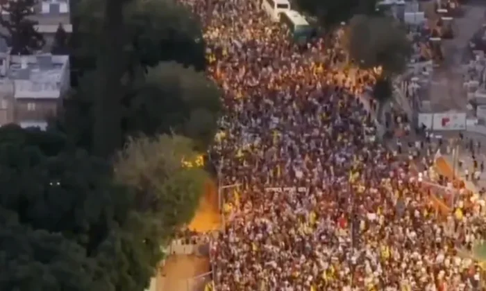 İsrailliler Gazze’deki katliamları protesto etmek için meydanlara döküldü!.