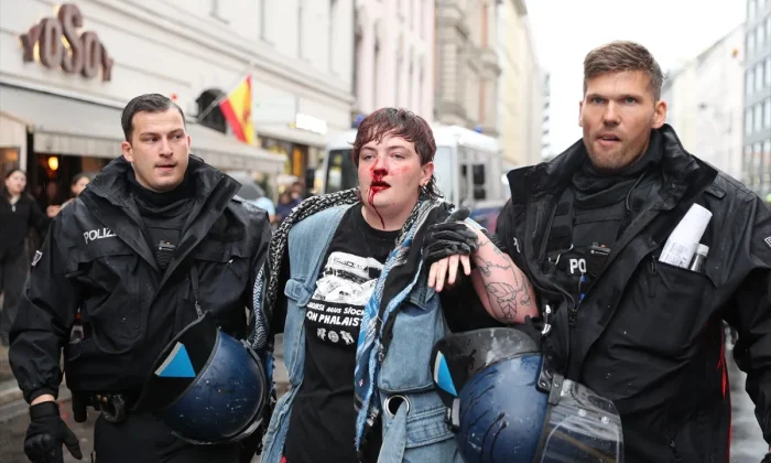 Almanya’daki Gazze eylemlerinde polis protestoculara yumruklu tekmeli müdahalede bulunuyor!.