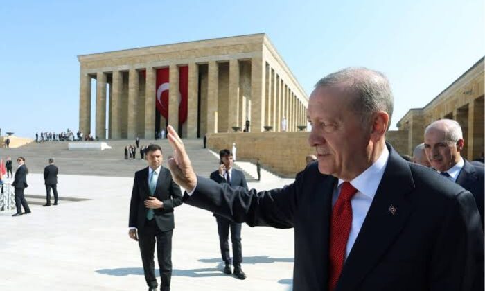 Anıtkabir’i “Ümmetin Umudu Erdoğan” sloganları ile inlettiler..