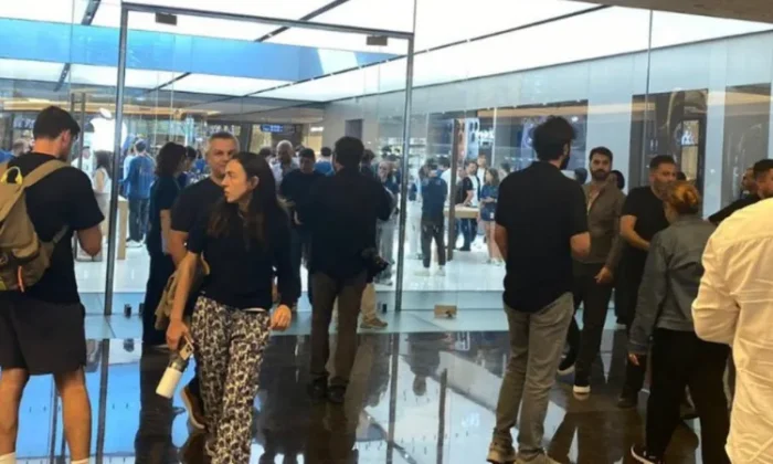 İstanbul’da metrelerce uzayan İpHone kuyruğu!.