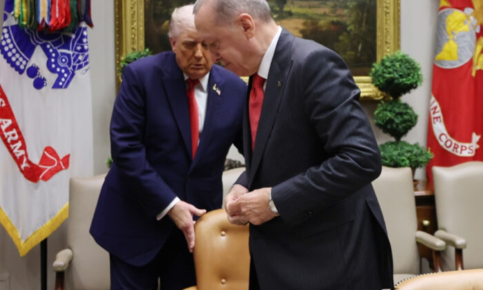 Erdoğan ile Trump arasındaki tarihi zirveden kareler!.