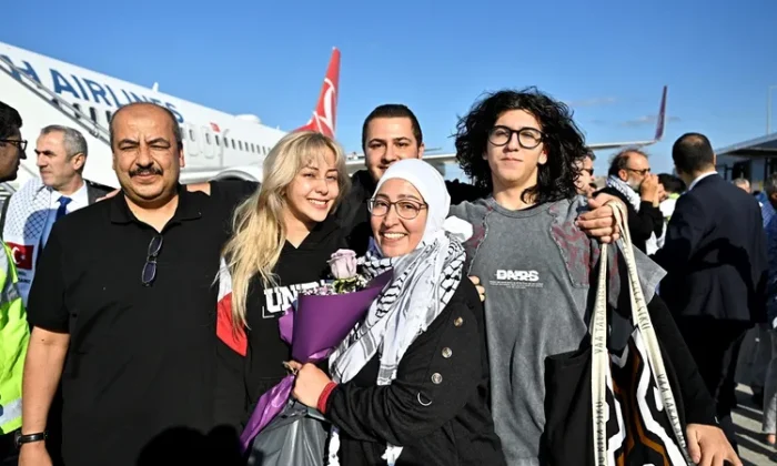 Kahpe İsrail’in alıkoyduğu aktivistler Türkiye’ye getirildi..