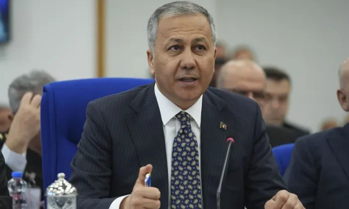 Bakan Yerlikaya Türkiye’de 2 milyon 381 bin Suriyeli kaldığını açıkladı..