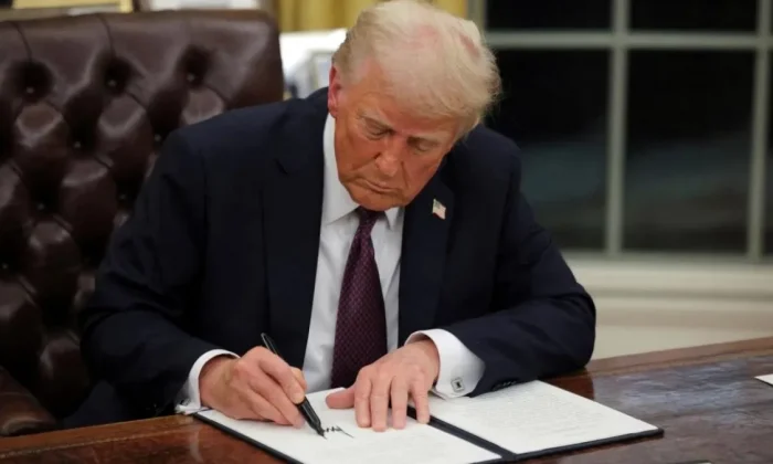 Trump, Epstein dosyalarının açıklanmasını öngören yasa tasarısını imzaladı..