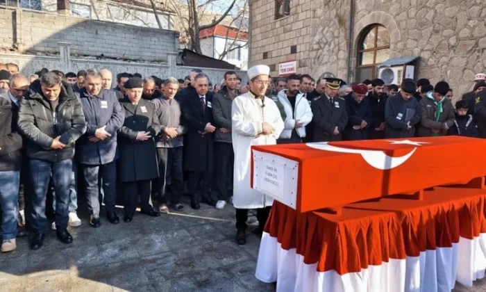 Şehit babasının ayakkabısız hali yürekleri dağladı!.