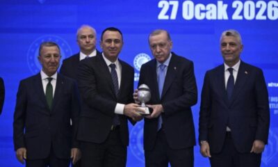 Erdoğan’dan ödül alan iş insanının dolandırıcılıktan hapis cezası aldığı ortaya çıktı..