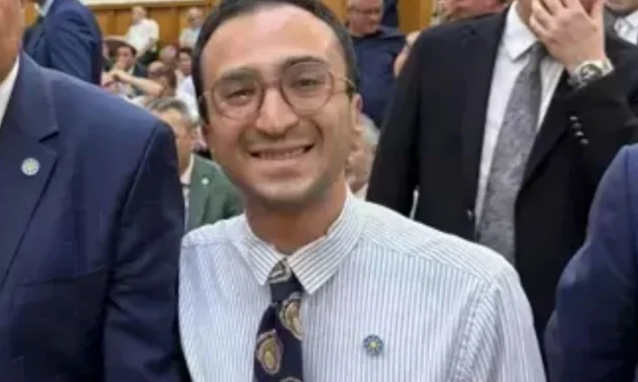 İyi Partili ahmağın önce tipine sonra da alçakça ettiği hakaretlere bakın!.