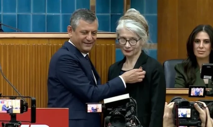 Emine Ülker Tarhan tabela partisini kapatıp CHP’ye geri döndü..