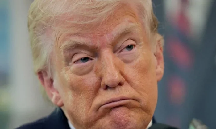 Kuduz köpek gibi sağa sola saldıran Trump anketlerde çakıldı!.