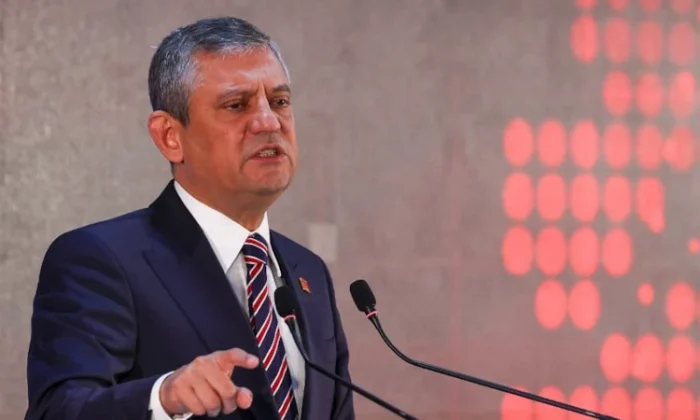 Kendisinden 37 yaş küçük çalışanı ile otelde basılan başkanını savundu!.