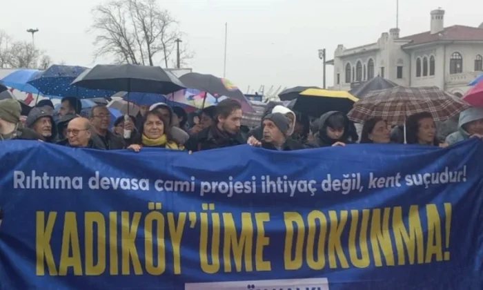 Parti hırsızlık ve sapıklık skandalları ile ülkenin gündemindeyken CHP’liler “Kadıköy’e Camii Yaptırmayız” eylemi düzenlediler..